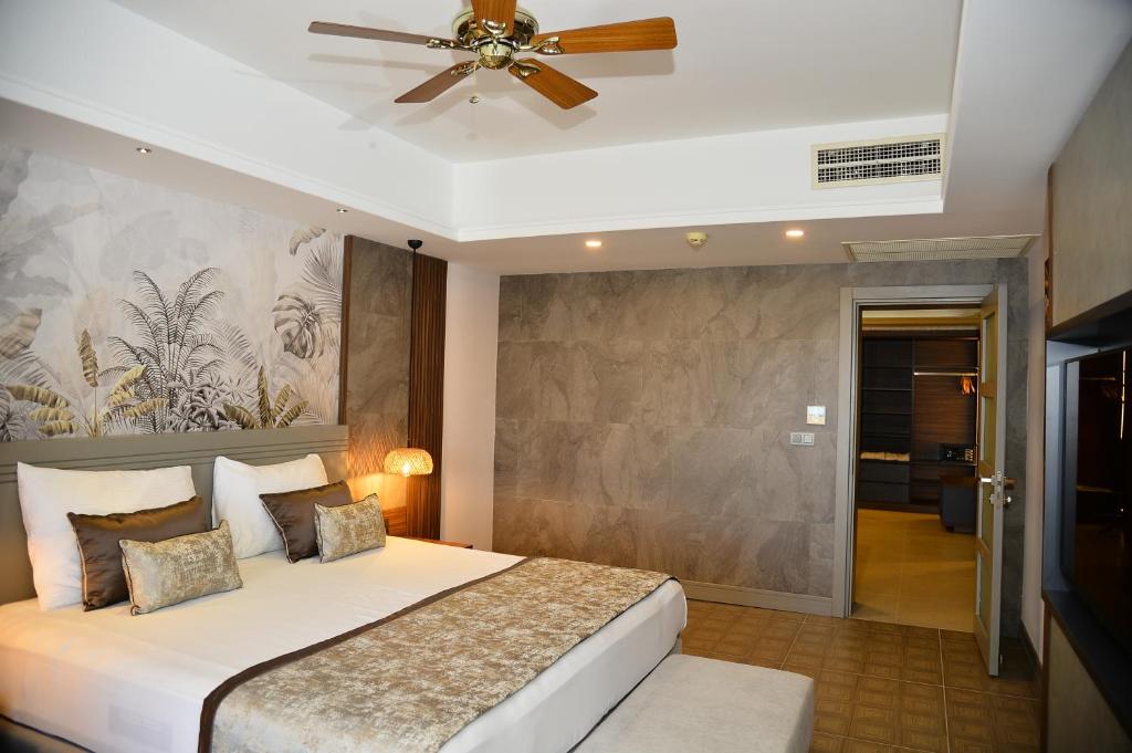 Mūsdienīgs numurs ar elegantu interjeru viesnīcā Samara Hotel Bodrum.