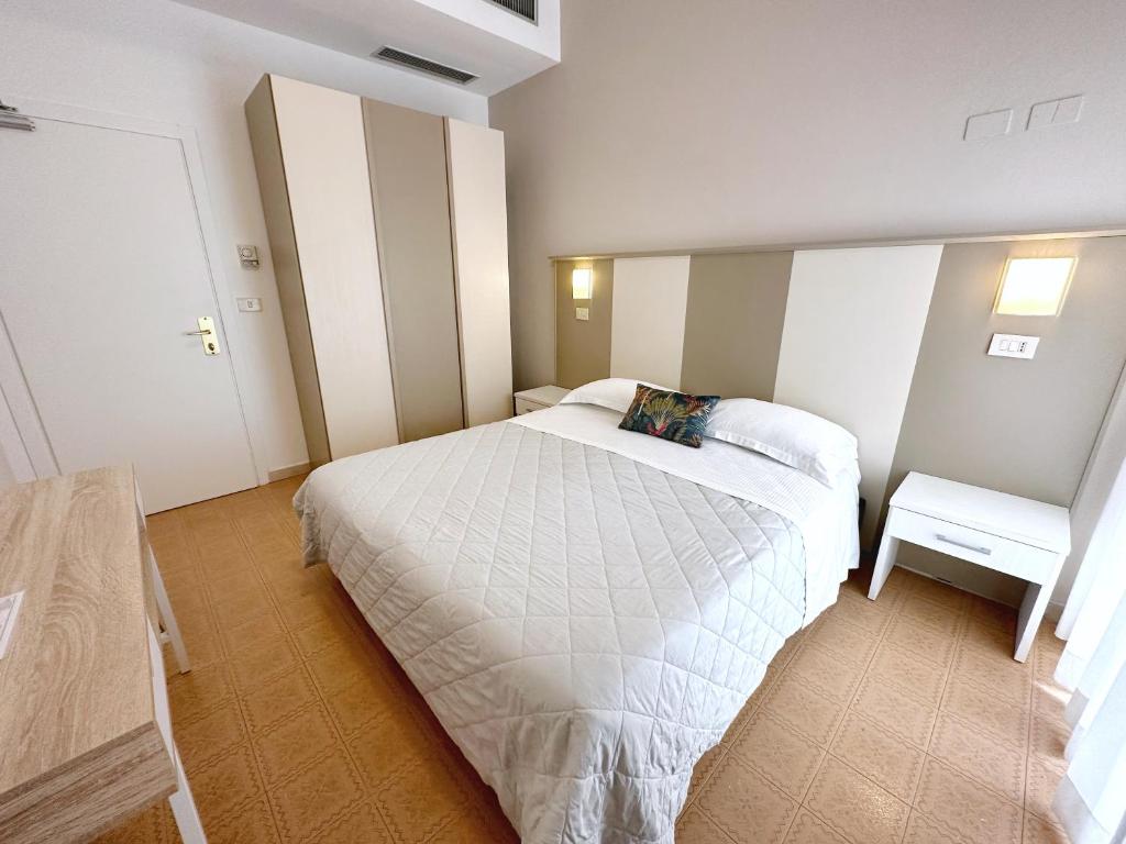 Mūsdienīgs guļamistabas interjers ar divvietīgu gultu, skapjiem un vienkāršu dekoru. Telpa ir gaiša un funkcionalitāte ir apvienota ar komfortu.