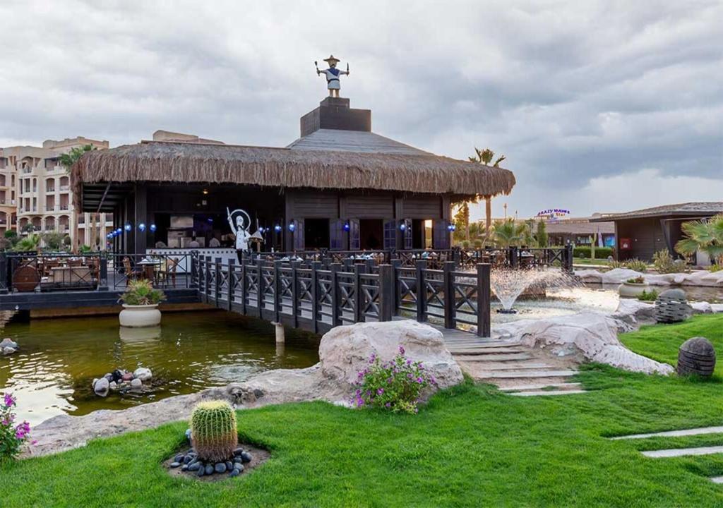 Tropitel Sahl Hasheesh restorāns pie ūdens ar terasi un dārzu