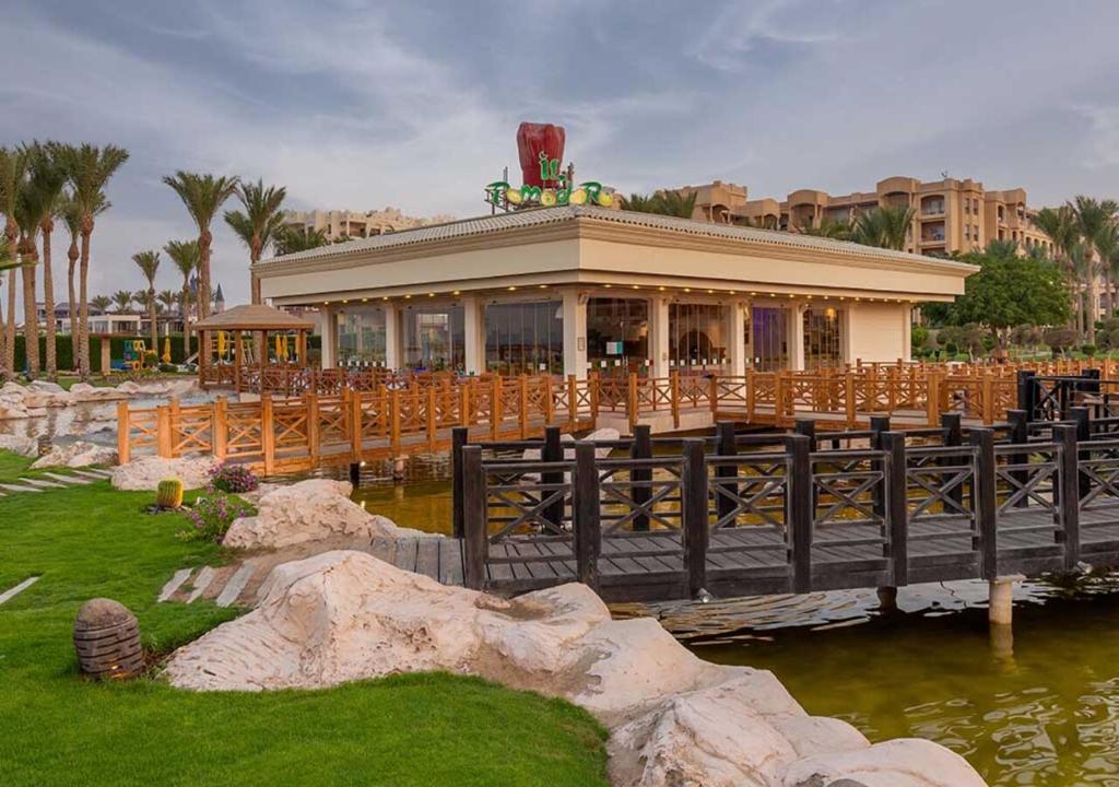 Tropitel Sahl Hasheesh restorāns pie dīķa ar palmu kokiem