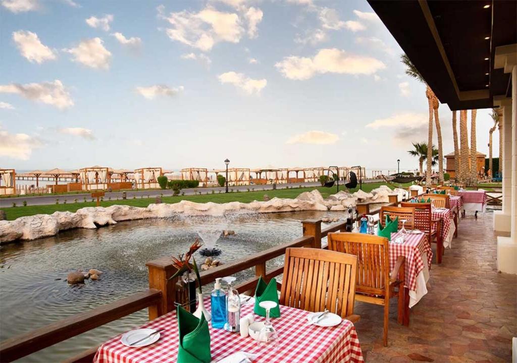 Terase ar skatu uz dīķi pie Tropitel Sahl Hasheesh restorāna.