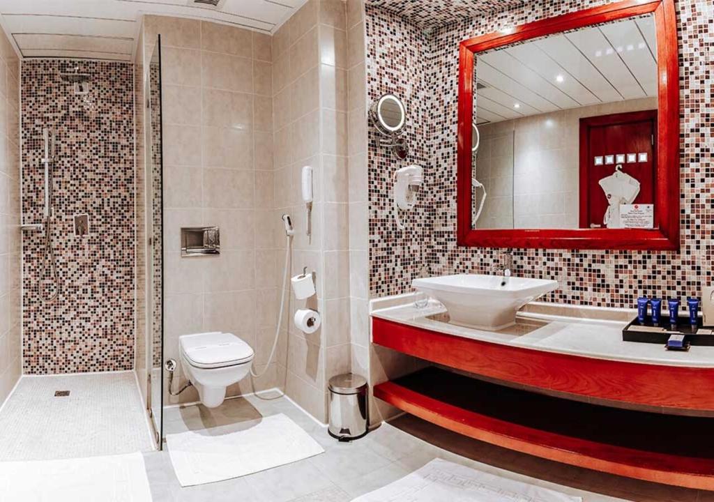 Mūsdienīga vannas istaba ar dušu un elegantu spoguli, Tropitel Sahl Hasheesh