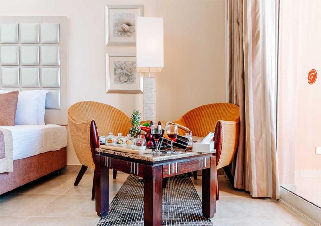 Mājīgs stūrītis numurā ar augļiem un dzērieniem Tropitel Sahl Hasheesh