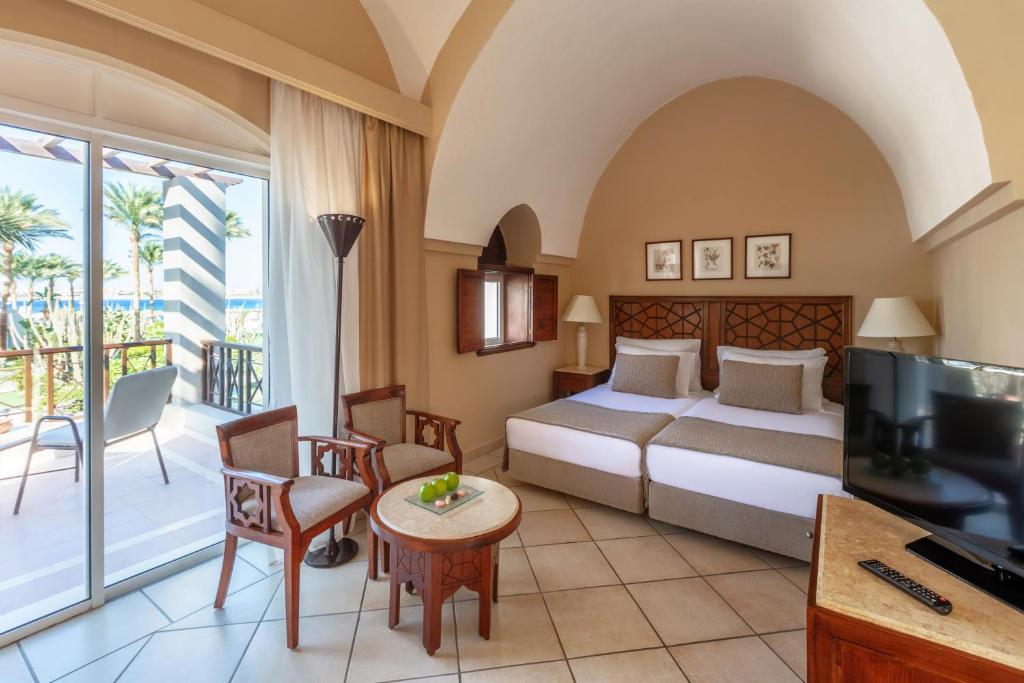 Numurs viesnīcā Iberotel Makadi Beach ar balkonu un skatu uz dārzu.