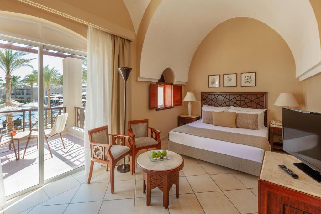 Iberotel Makadi Beach numurs ar terasi un skatu uz baseinu.