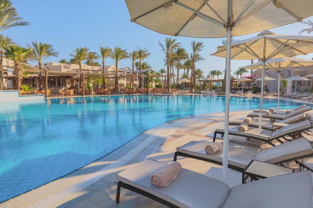 Lielais baseins ar sauļošanās krēsliem pie Iberotel Makadi Beach