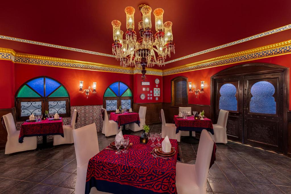 Sarkana un eleganta restorāna telpa Iberotel Makadi Beach