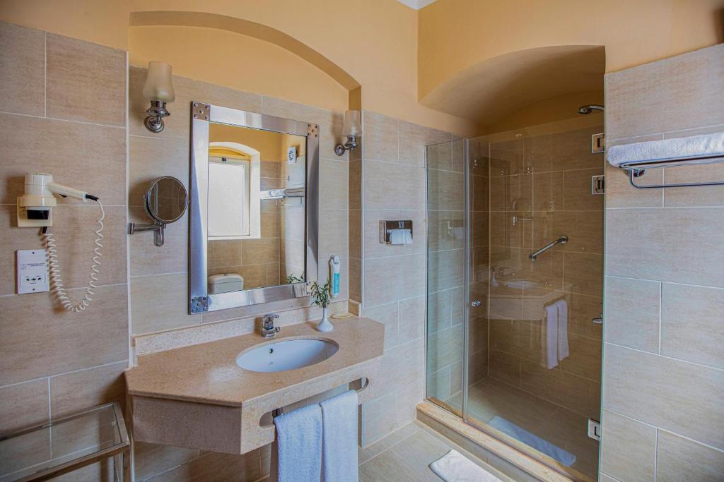 Moderna vannas istaba Iberotel Makadi Beach ar dušu un elegantu spoguli.