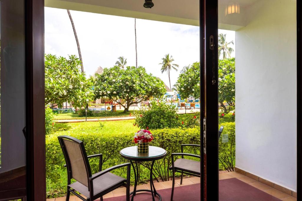 Skats no balkona uz dārzu Nungwi Beach Resort by Turaco.