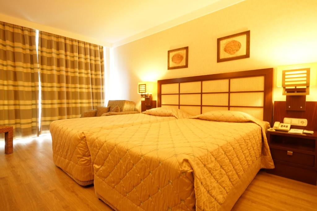 Mirada Del Mar Hotel komfortabls numurs ar divām gultām un ērtu atpūtas zonu.