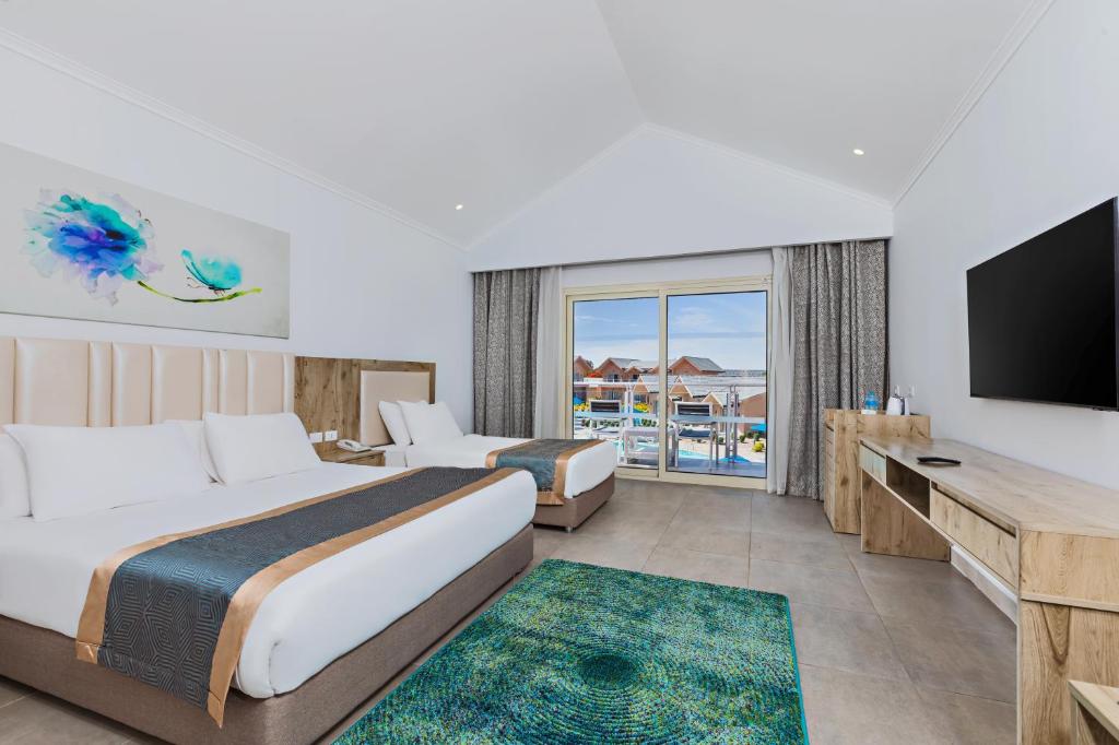 Mūsdienīgs numurs viesnīcā Pickalbatros Jungle Aqua Park ar divām gultām.