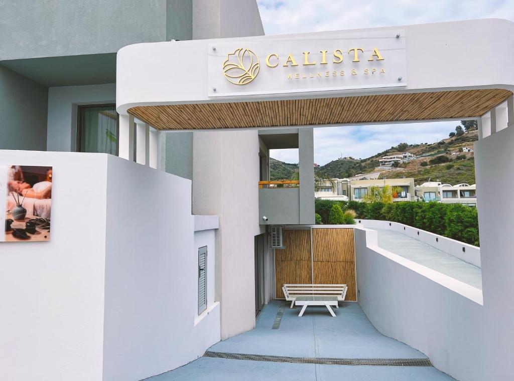 Kalista Wellness & Spa ieeja ar modernu arhitektūru un relaksējošu atmosfēru, piedāvājot greznus spa pakalpojumus. Elegantais zīmolam veltītais logo un mākslas darbs pie ieejas rada aicinošu noskaņu.