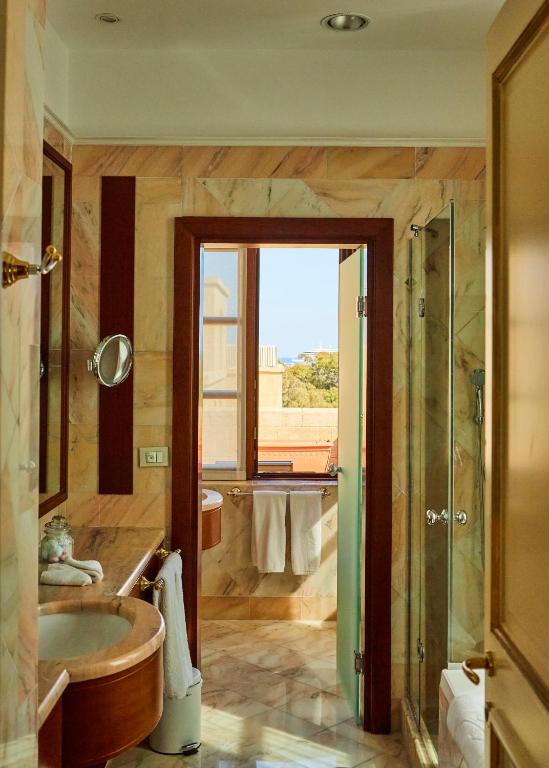 Elegants vannas istaba ar skatu uz piekrasti, Grande Albergo Delle Rose.