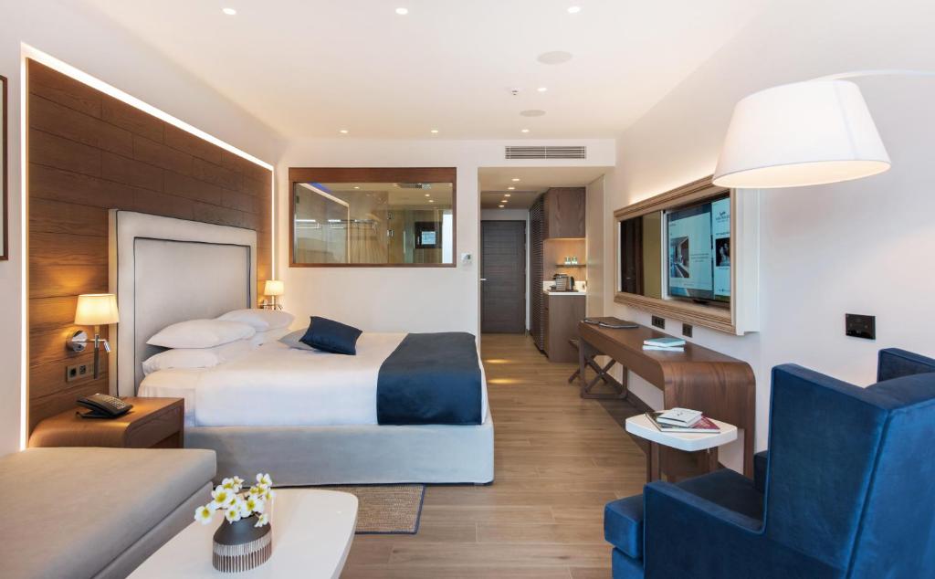 Mūsdienīgs viesnīcas numurs ar ērtu gultu, stilīgu apgaismojumu un elegantu interjeru. Telpā ir arī darba galds un atpūtas zona.