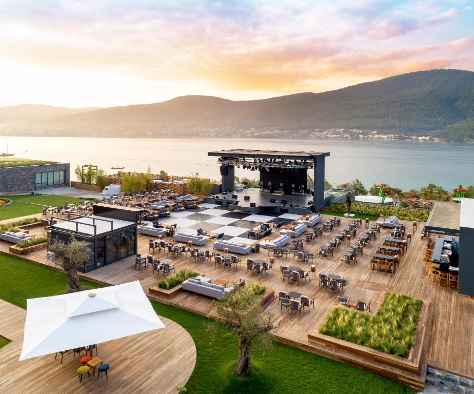 Skats uz Lujo Hotel Bodrum terasi piekrastē ar skatu uz kalniem.