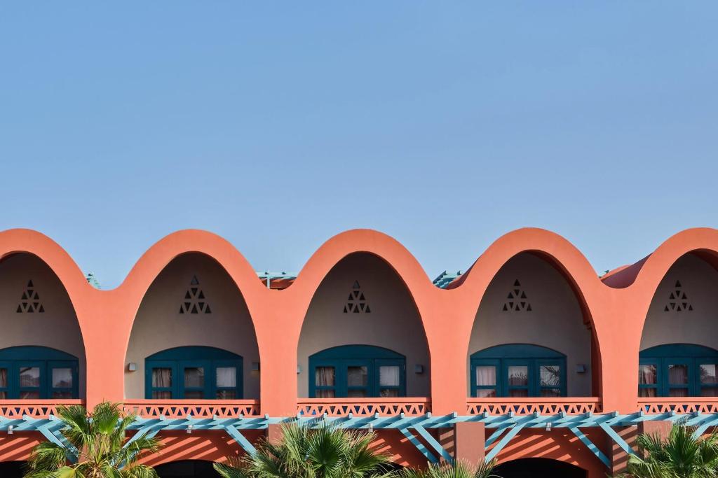 Sheraton Miramar Resort arhitektūra ar viļņotām jumta līnijām