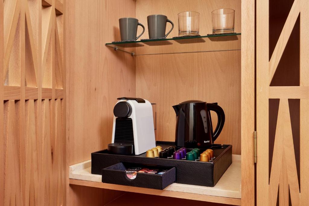 Kafijas automāts un tējkanna numurā, Sheraton Miramar Resort