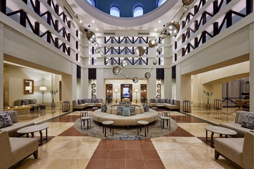 Sheraton Miramar Resort elegants vestibilis ar modernām mēbelēm un gaismas elementiem.