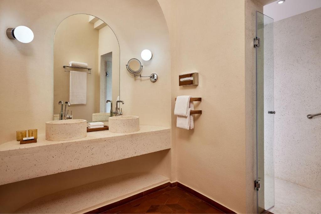 Moderns vannas istabas interjers ar divām izlietnēm, Sheraton Miramar Resort.