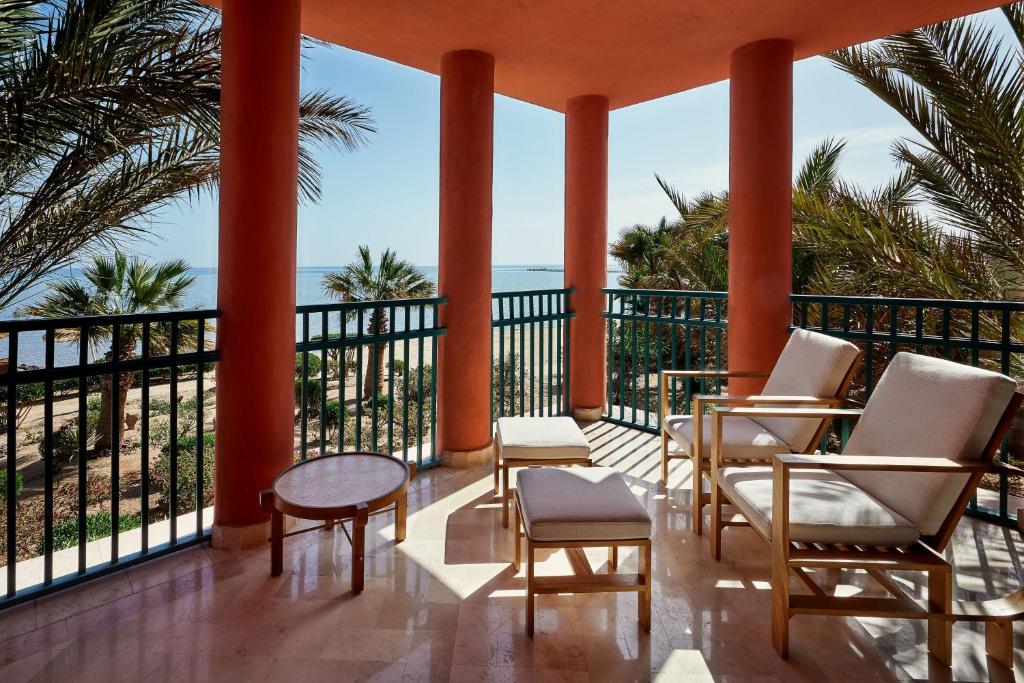 Sheraton Miramar Resort balkons ar skatu uz piekrasti un palmām.