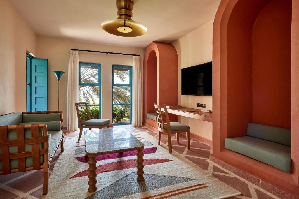 Mūsdienīgs viesnīcas numurs Sheraton Miramar Resort ar skatu uz dabu.