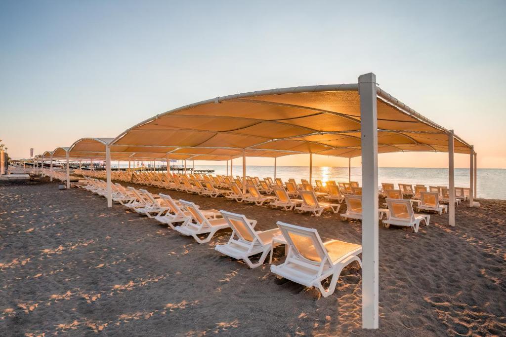 Mirada Del Mar Hotel pludmales atpūtas zona ar saulessargiem un sauļošanās krēsliem piekrastē