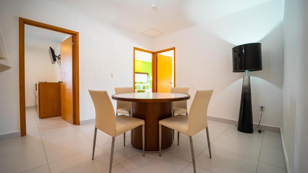 Mūsdienīgs numurs ar galdu un krēsliem Cancun Bay Resort