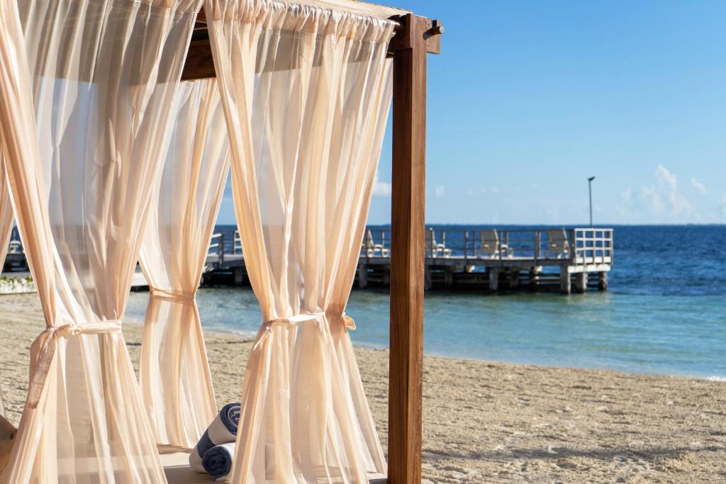 Viegla nojume pie Cancun Bay Resort pludmalē ar skatu uz jūru.