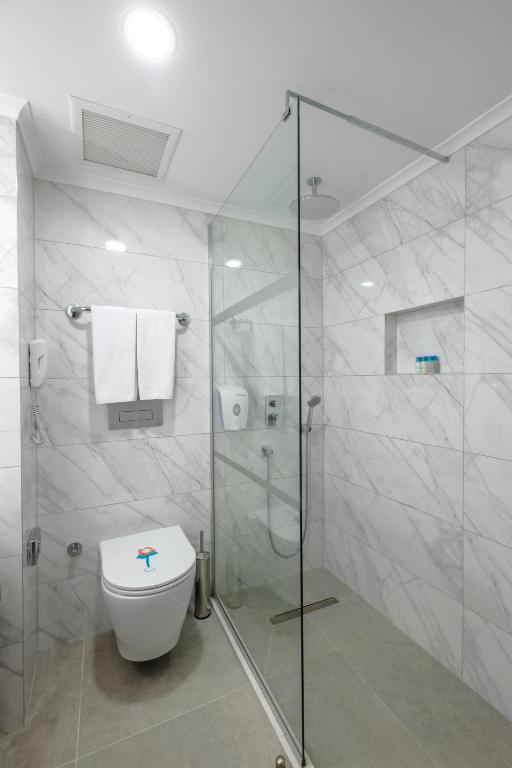 Mūsdienīgs vannas istabas numurs Alba Resort Hotel ar stikla dušu
