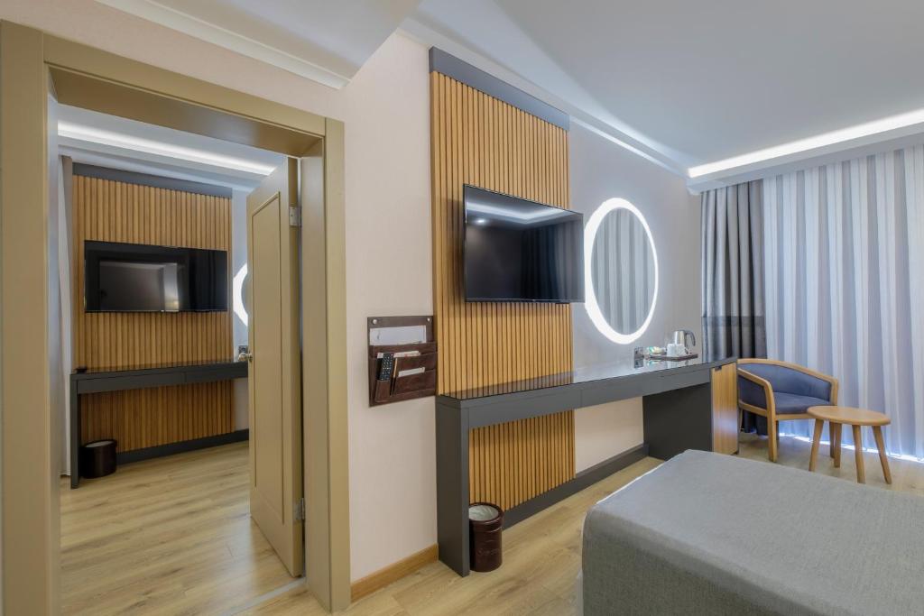 Moderns numurs ar televizoru un koka akcentiem, Alba Resort Hotel.