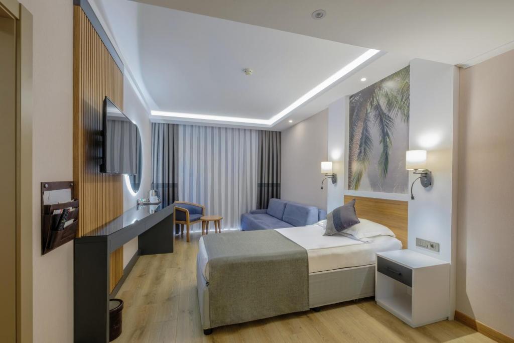 Mūsdienīgs numurs Alba Resort Hotel ar ērtu gultu un dīvānu.