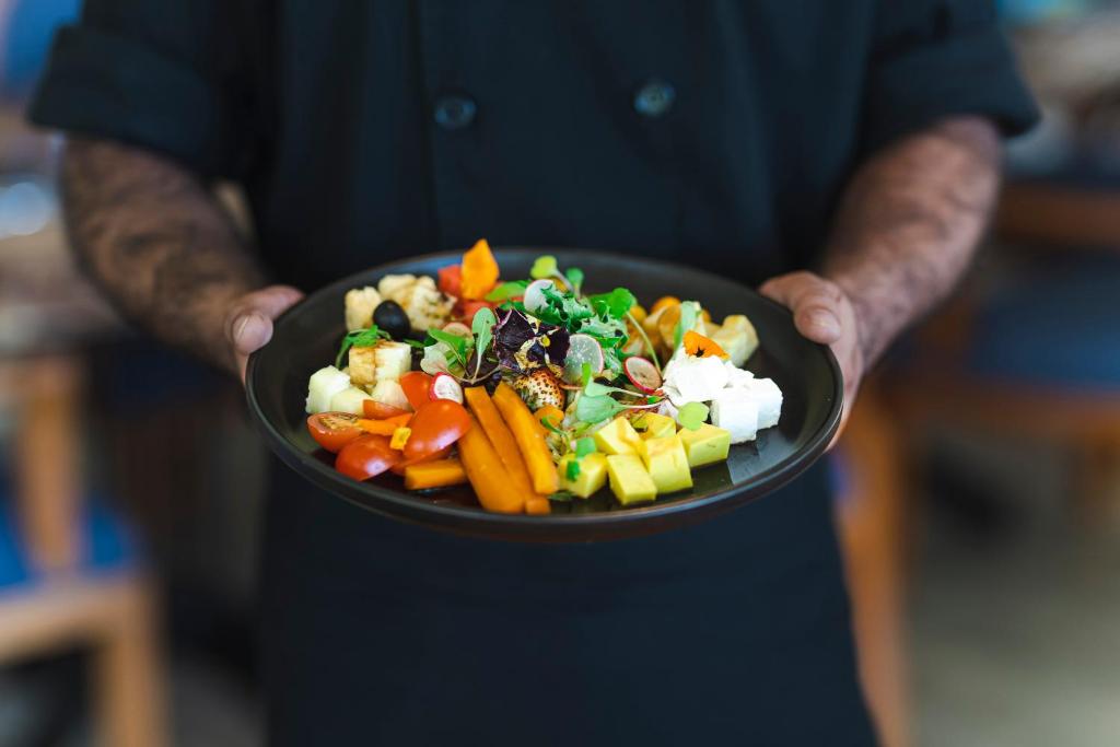 Gurme ēdiens Melia Zanzibar viesnīcā, dārzeņu salāti elegantā noformējumā.