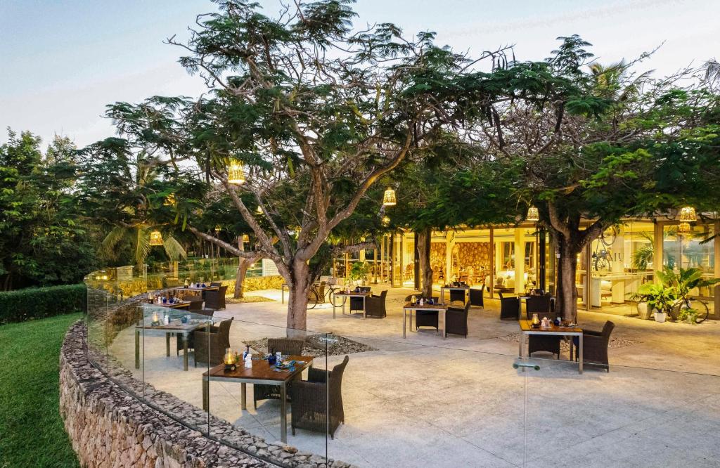 Āra restorāns pie Melia Zanzibar ar koku ēnojumu