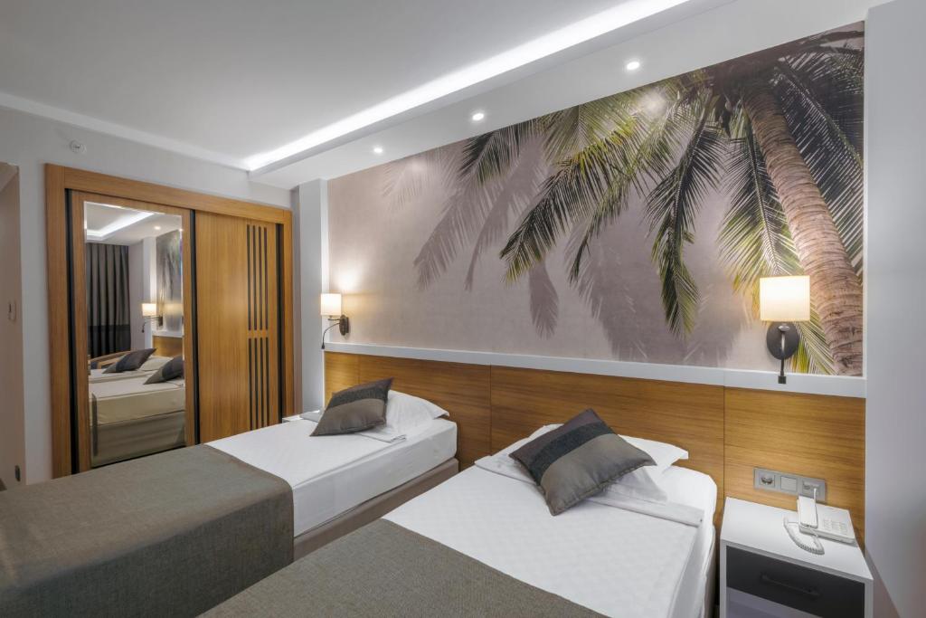 Numuri ar diviem gultām un palmu sienu apdari Alba Resort Hotel