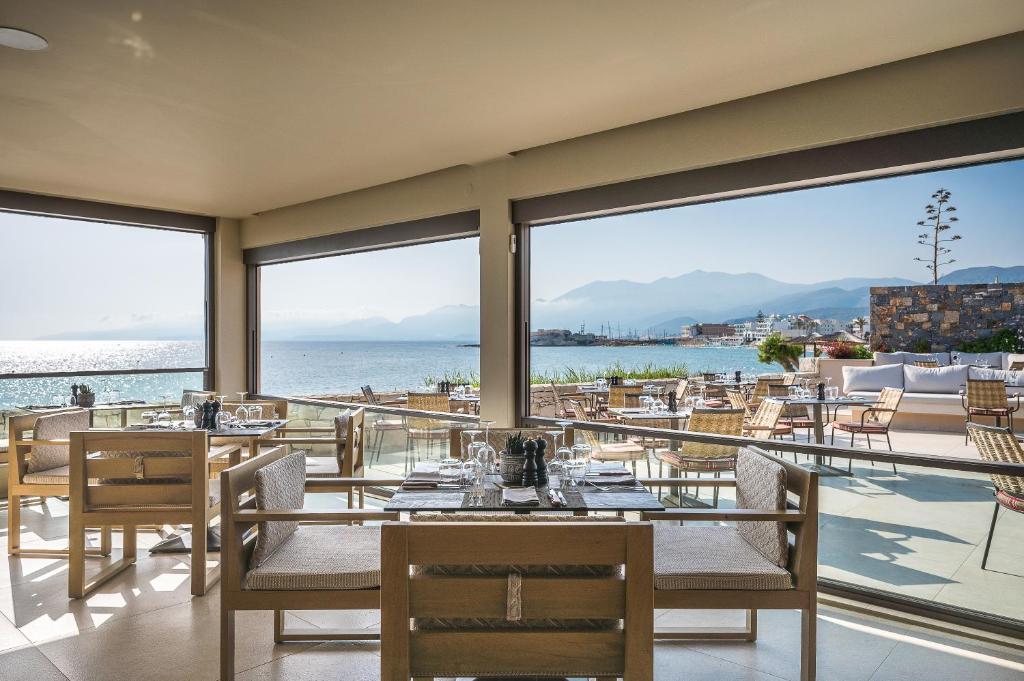 Mūsdienīgs restorāns ar panorāmas skatu uz jūru un kalniem, kas piedāvā komfortablu iekārtojumu un elegantu atmosfēru. Ideāla vieta, kur baudīt maltīti ar skatu uz dabu.