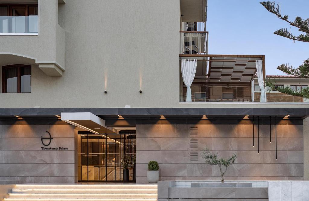 Moderns viesnīcas ieejas dizains ar stilīgu apgaismojumu un izsmalcinātu fasādi. Viesnīca "Thasartemis Palace" izceļas ar eleganci un komfortu.