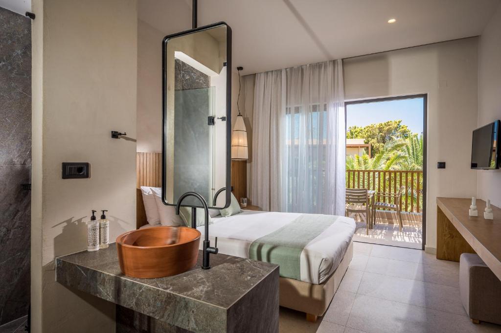 Mūsdienīgs viesnīcas numurs ar ērtu gultu, modernu vannas istabu un lieliem logiem, kas ved uz balkonu ar skatu uz dārzu. Interjers apvieno dabīgus materiālus un gaišas krāsas, radot relaksējošu atmosfēru.