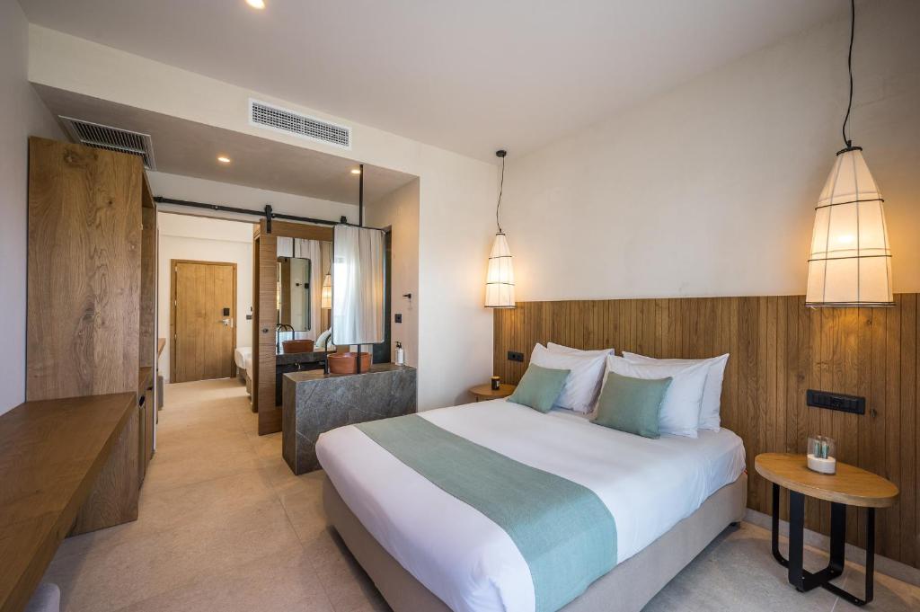 Mūsdienīgs viesnīcas numurs ar divguļamo gultu, koka elementiem un stilīgu apgaismojumu. Telpa ir gaiša un plaša, ar piekļuvi vannas istabai un papildus guļamistabai.