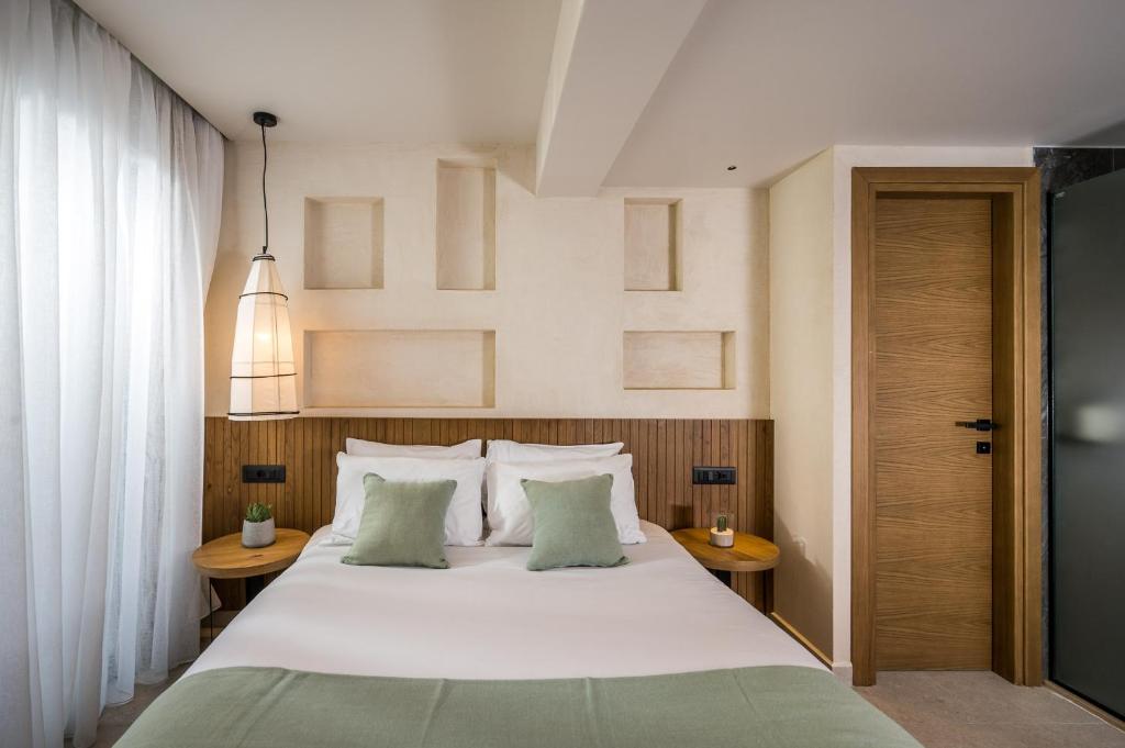 Mūsdienīga guļamistaba ar divguļamo gultu, koka akcentiem un dabīgu apgaismojumu. Interjerā ir iekļautas mīkstas spilveni un eleganti dekoratīvi elementi.