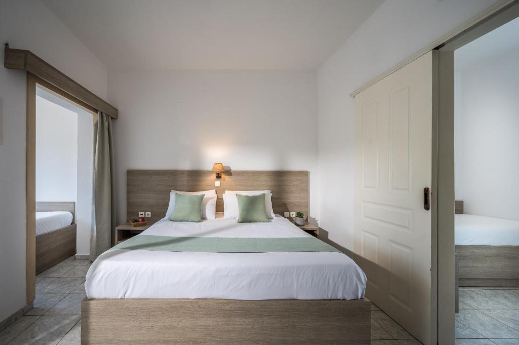 Mūsdienīga guļamistaba ar divguļamo gultu, vieglu dekoru un piekļuvi blakus istabai. Dabiska gaisma piepilda telpu, radot patīkamu atmosfēru.