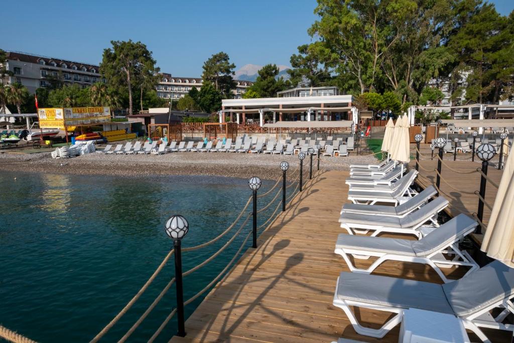 Fore Resort & Spa pludmales atpūtas zona ar šūpuļkrēslām piekrastē