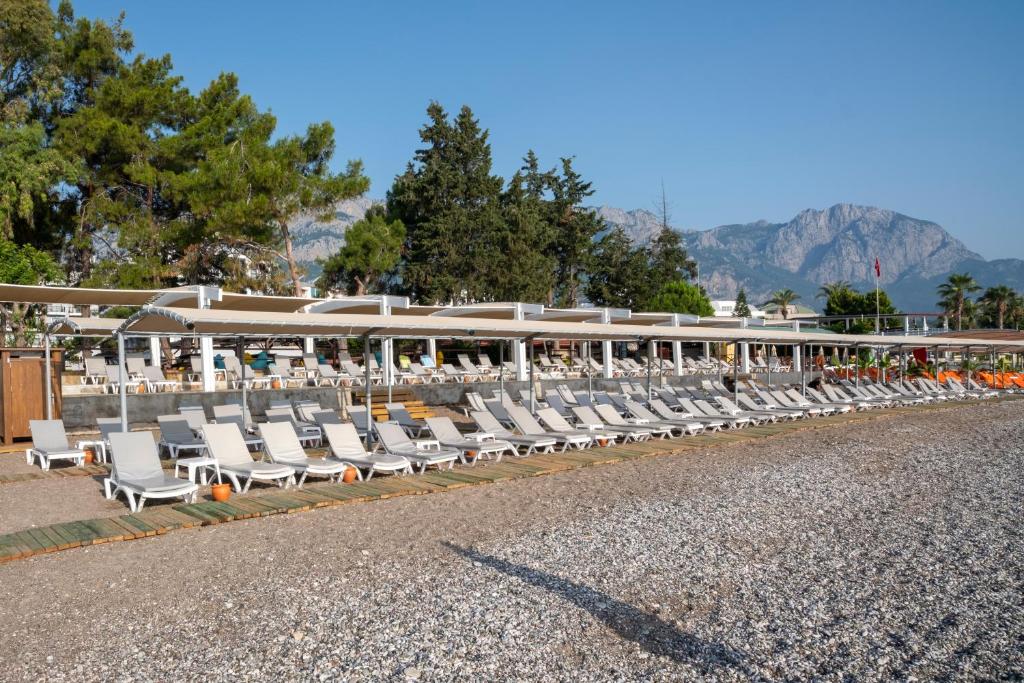 Pludmales zonas ar sauļošanās krēsliem pie Fore Resort & Spa