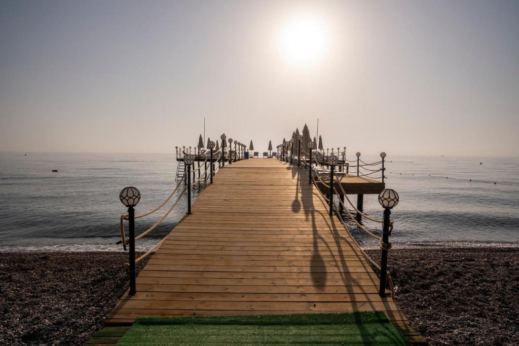 Mola tilts pie Fore Resort & Spa pie saulainas jūras