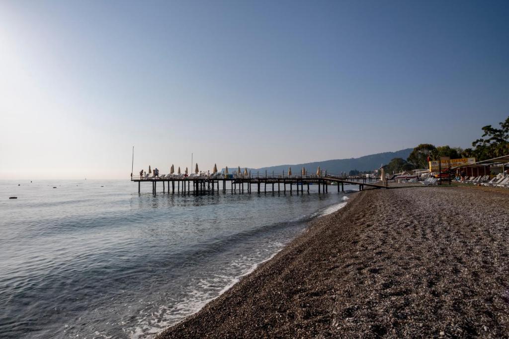 Pastaiga pa piestātni pie Fore Resort & Spa, mierīga jūra un saulains laiks.