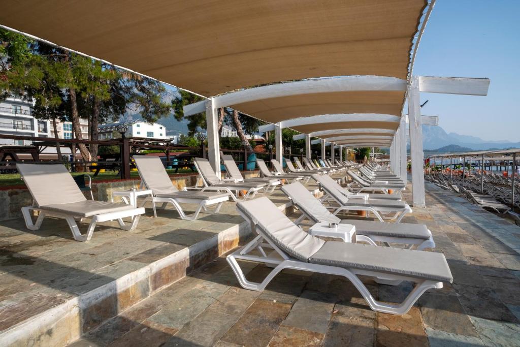 Viesnīcas Fore Resort & Spa pludmales gultas piekraste ar saulessargiem