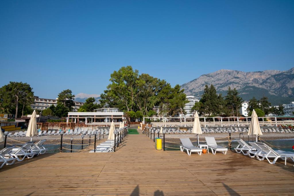 Fore Resort & Spa pludmales zona ar saulessargiem un kalnu fonu