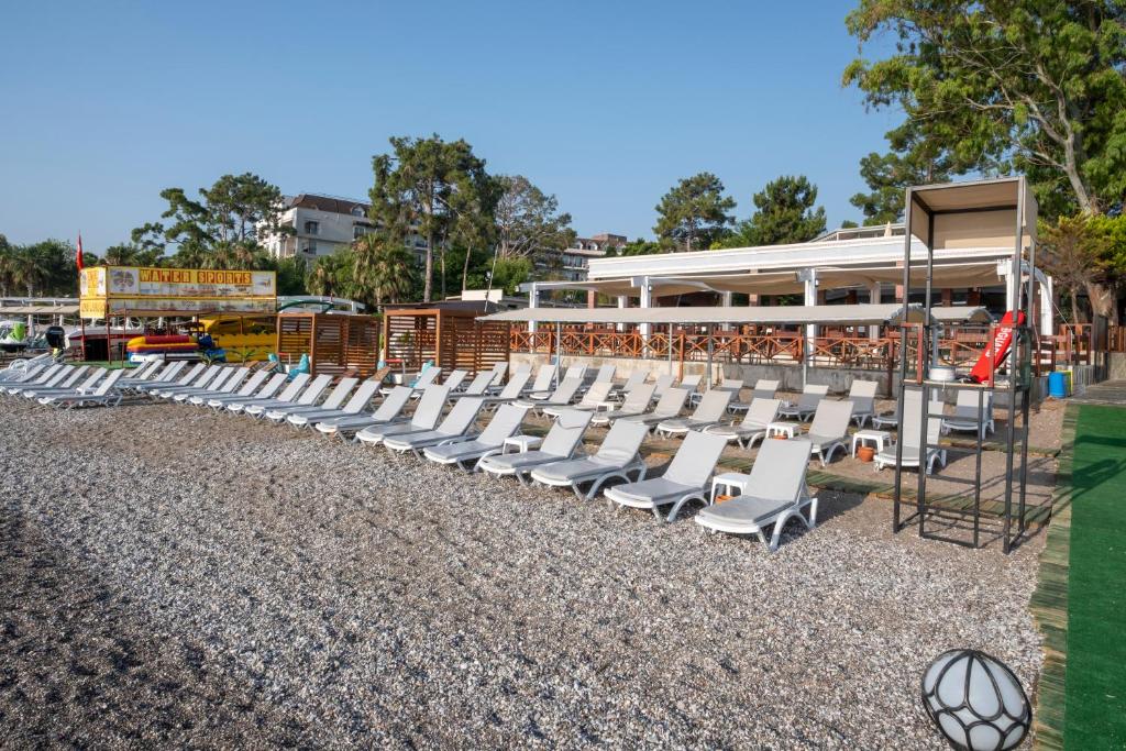 Pludmale ar sauļošanās krēsliem pie Fore Resort & Spa