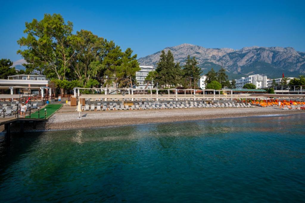 Fore Resort & Spa pludmale ar gultām un kalnu fona