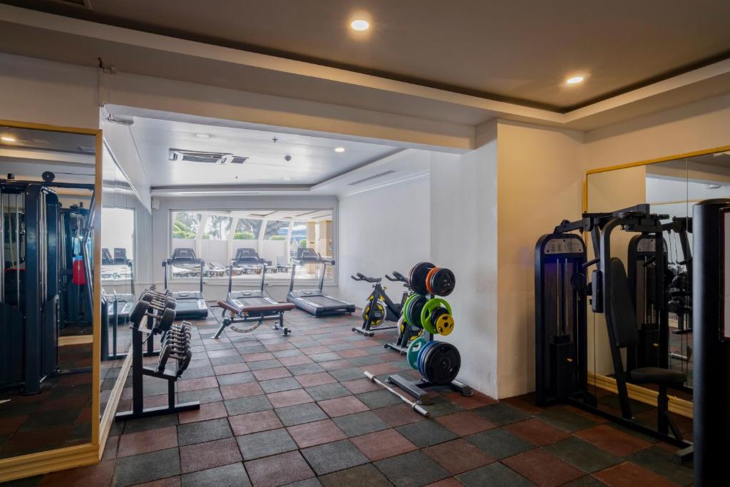Mūsdienīga sporta zāle Fore Resort & Spa ar trenažieriem un svaru stieņiem.