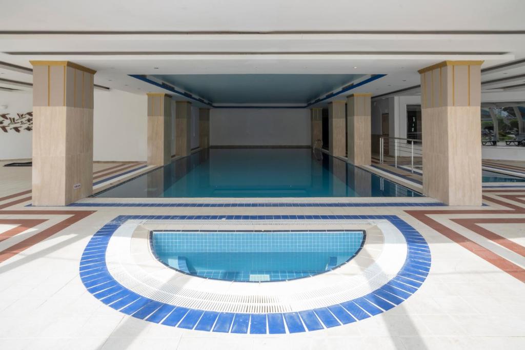 Iekštelpu baseins Fore Resort & Spa ar burbuļvannu